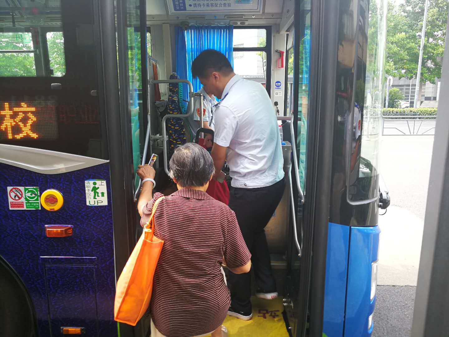 公交集團(tuán)全力做好“非標(biāo)三四輪車”集中整治行動(dòng)期間公交線路運(yùn)營調(diào)整保障工作