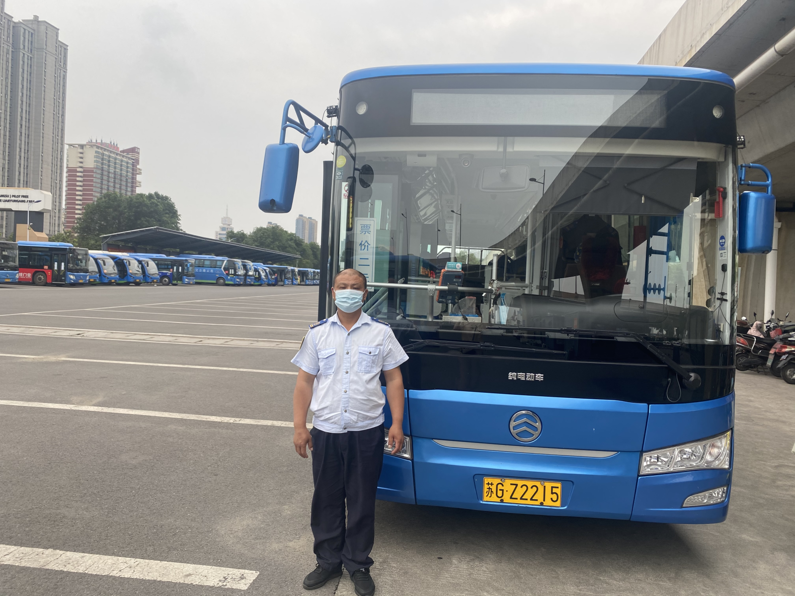 公交集團公交事業二部游5路駕駛員路成及時歸還乘客丟失的手機